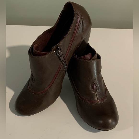 Brown/burgundy leather booties - Size 10 - Indigo by Clark’s - Picture 2 of 7